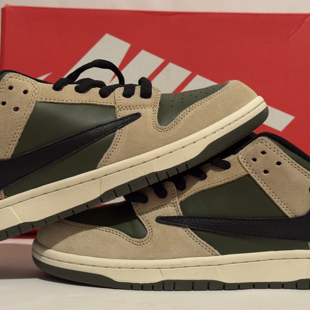 Nike SB Dunk Low Sneakers - Picture 7 of 11